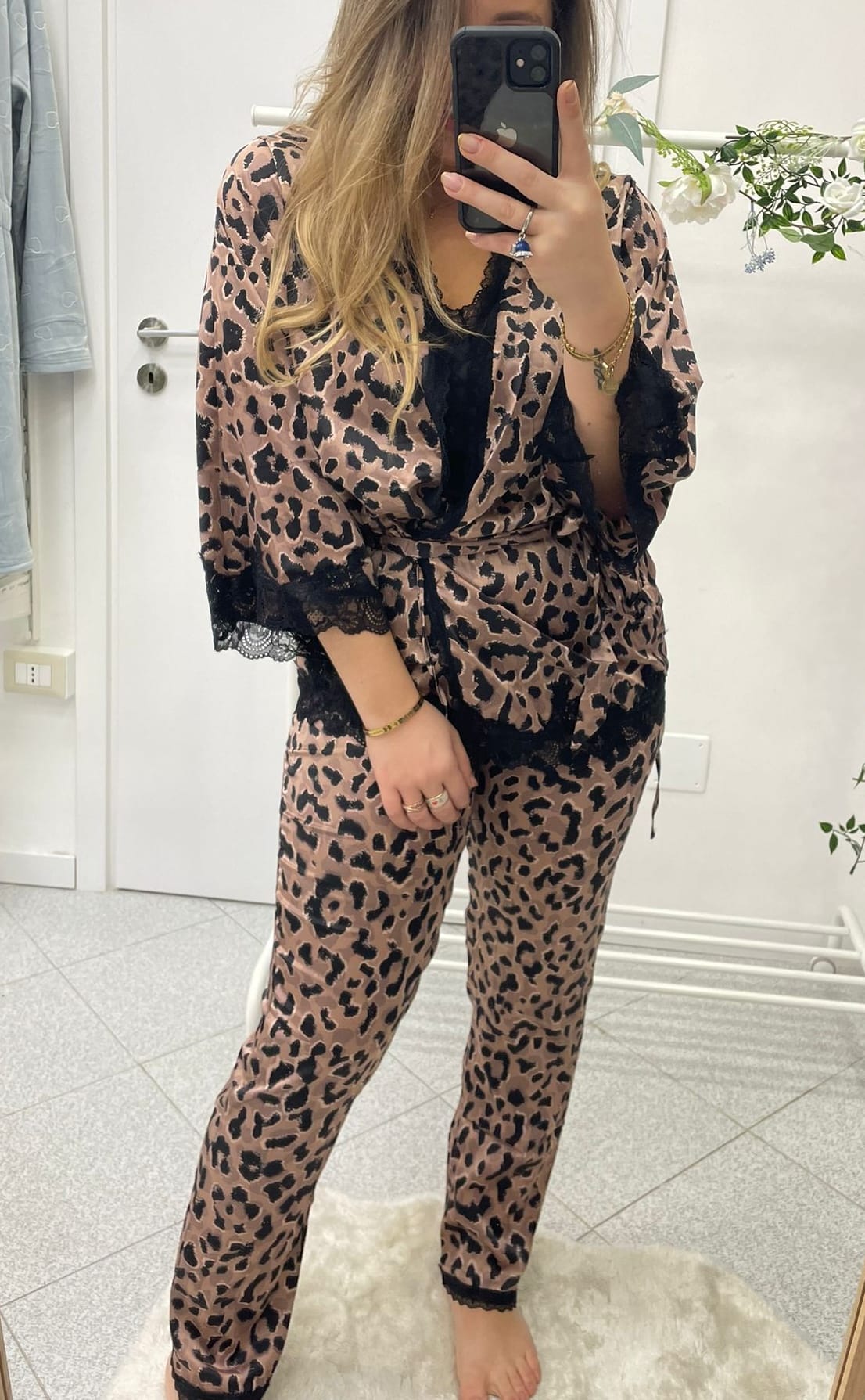 Pigiama donna in raso tre pezzi fantasia leopardato - immagine 4