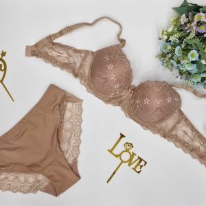 Completino intimo in pizzo a balconcino in coppa C e slip Love and bra