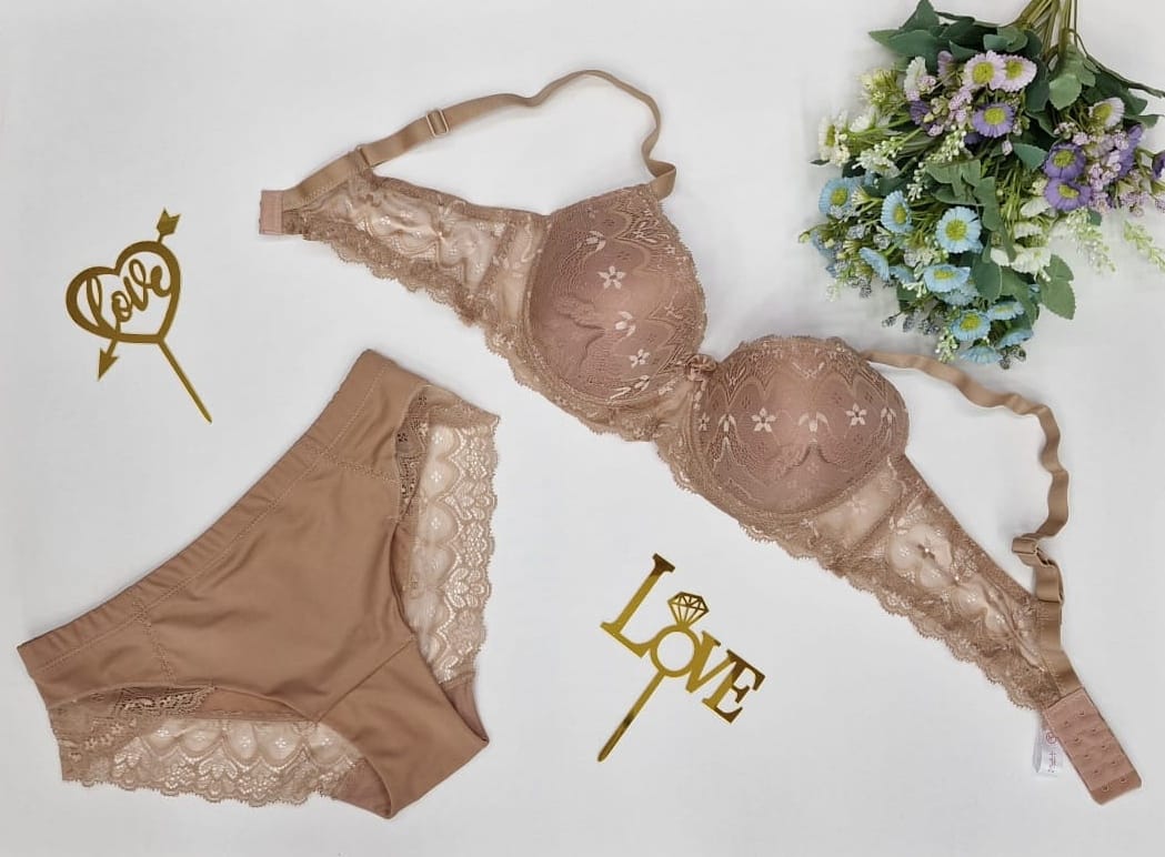 Completino intimo in pizzo a balconcino in coppa C e slip Love and bra - immagine 2