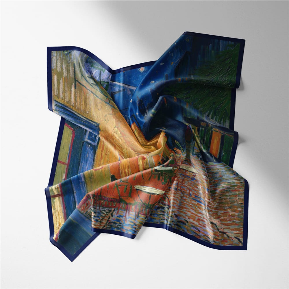 Foulard quadrato d’ autore raffigurante il quadro “CAFFE SULLA TERRAZZA” di Van Gogh - immagine 3