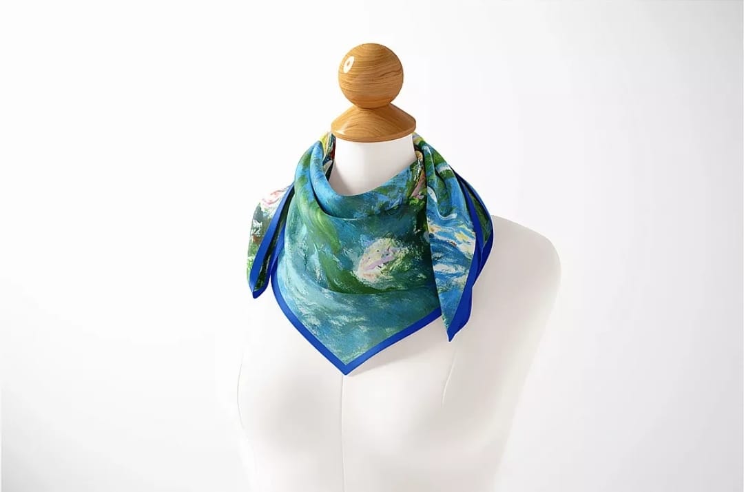 Foulard quadrato d’ autore raffigurante il quadro “I FIORI NELL’ ACQUA” di Monet - immagine 5