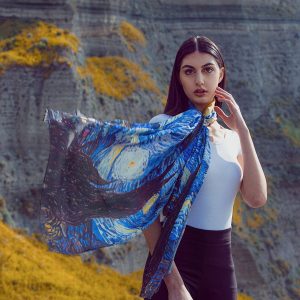 Foulard d’ autore raffigurante il quadro “LA NOTTE STELLATA” di Van Gogh