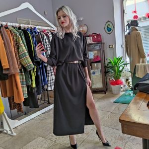 Abito nero morbido con spacco e manica lunga