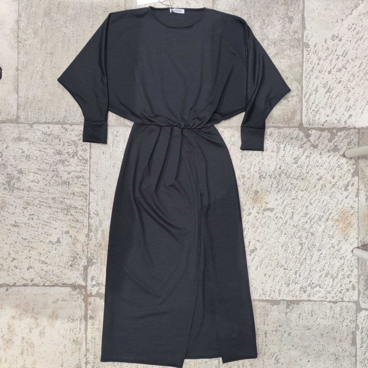 Abito nero morbido con spacco e manica lunga - immagine 3