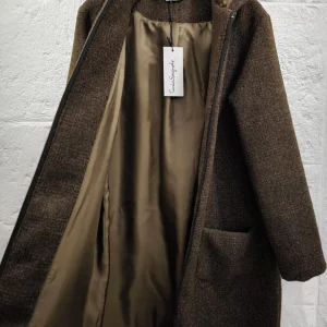 Cappotto corto sartoriale con cappuccio in tweed di lana brownie