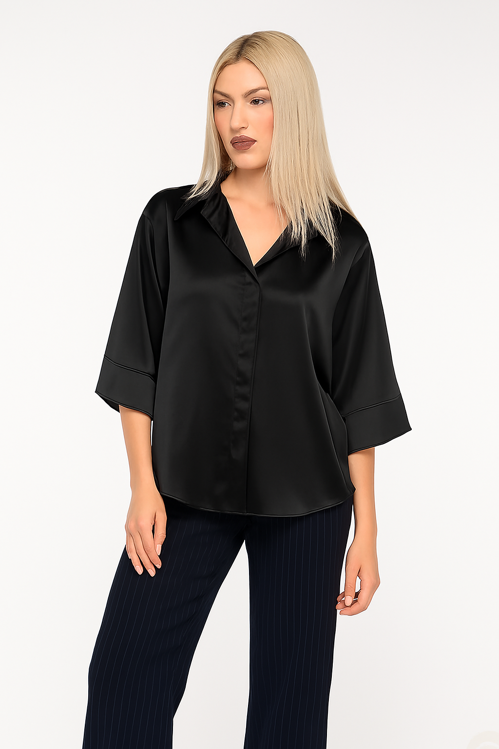 Blusa satinata donna colore nero satinata con maniche a tre quarti - immagine 2