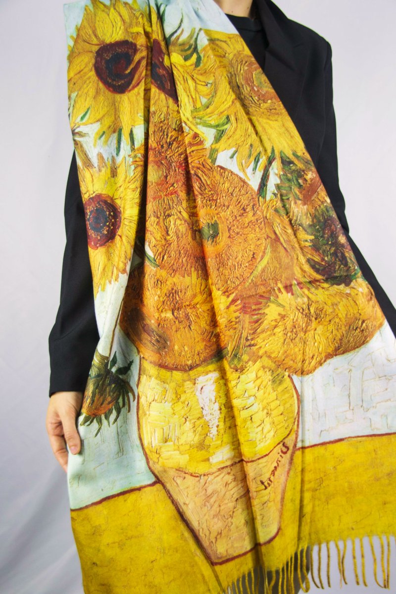 Completo d’ autore sciarpa più guanti raffigurante il quadro “I GIRASOLI” di Van Gogh - immagine 3