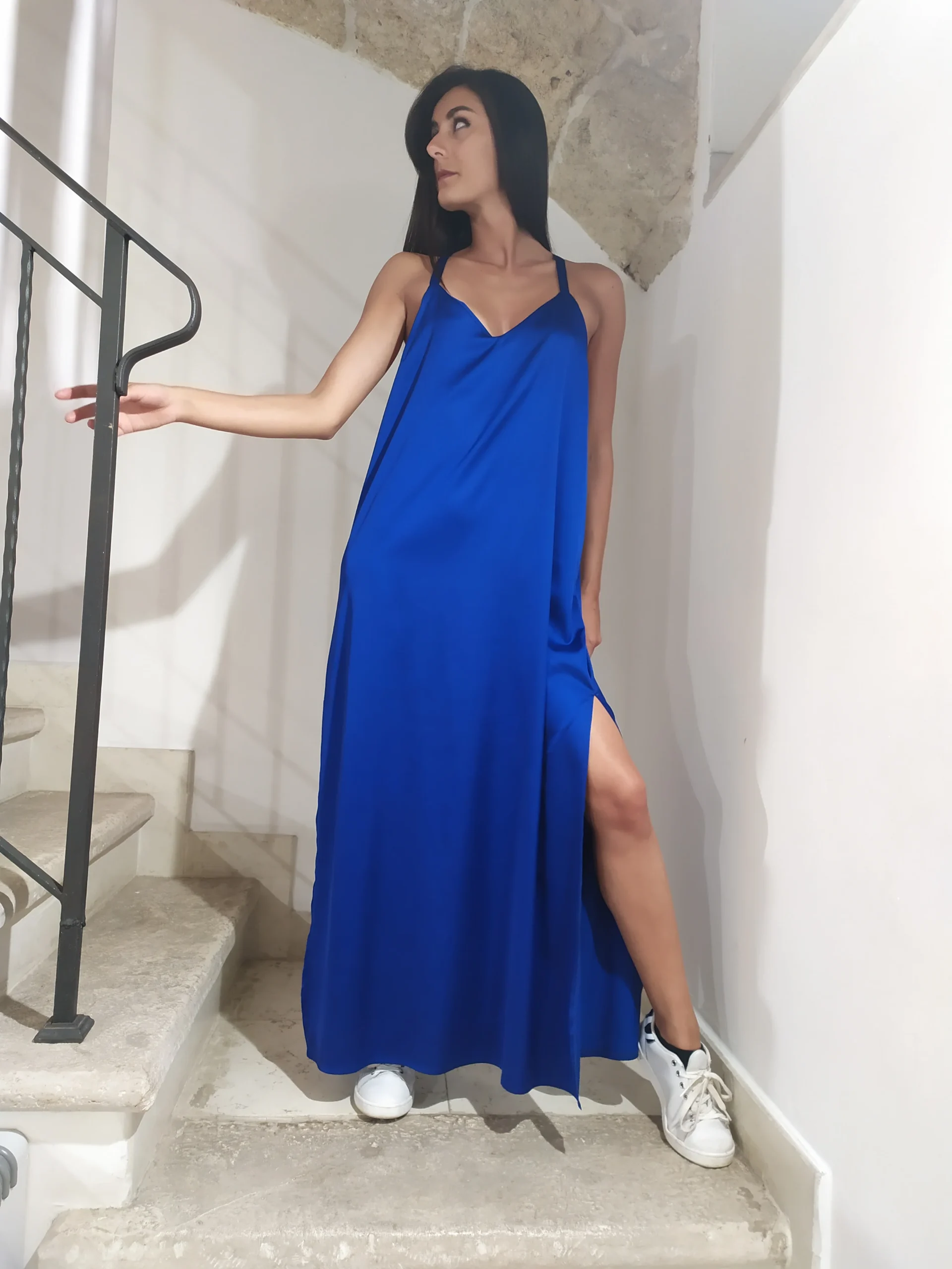 Abito in satin con spacchi e scollatura vogatore sul retro - Preordina