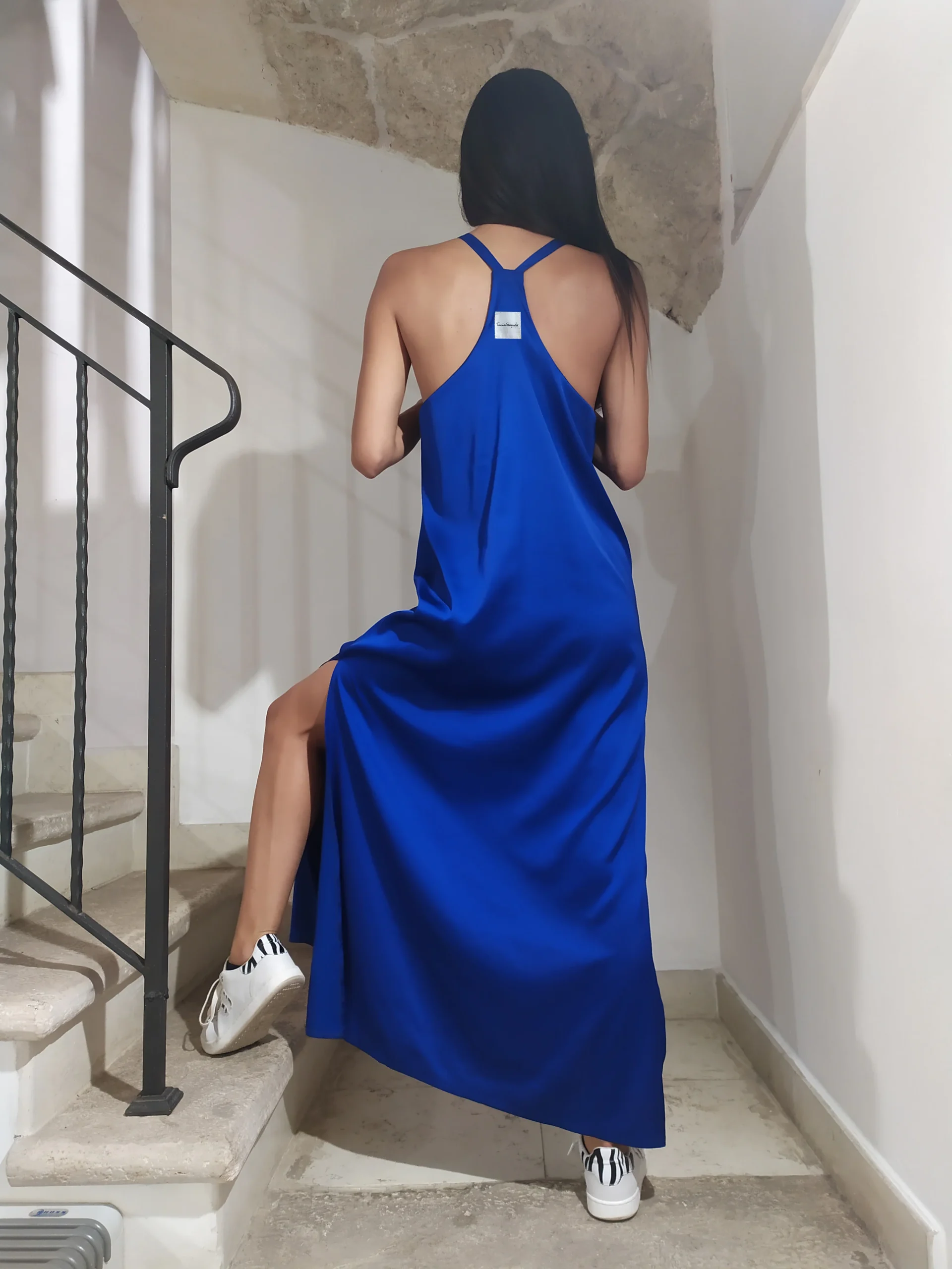 Abito in satin con spacchi e scollatura vogatore sul retro - Preordina - immagine 3