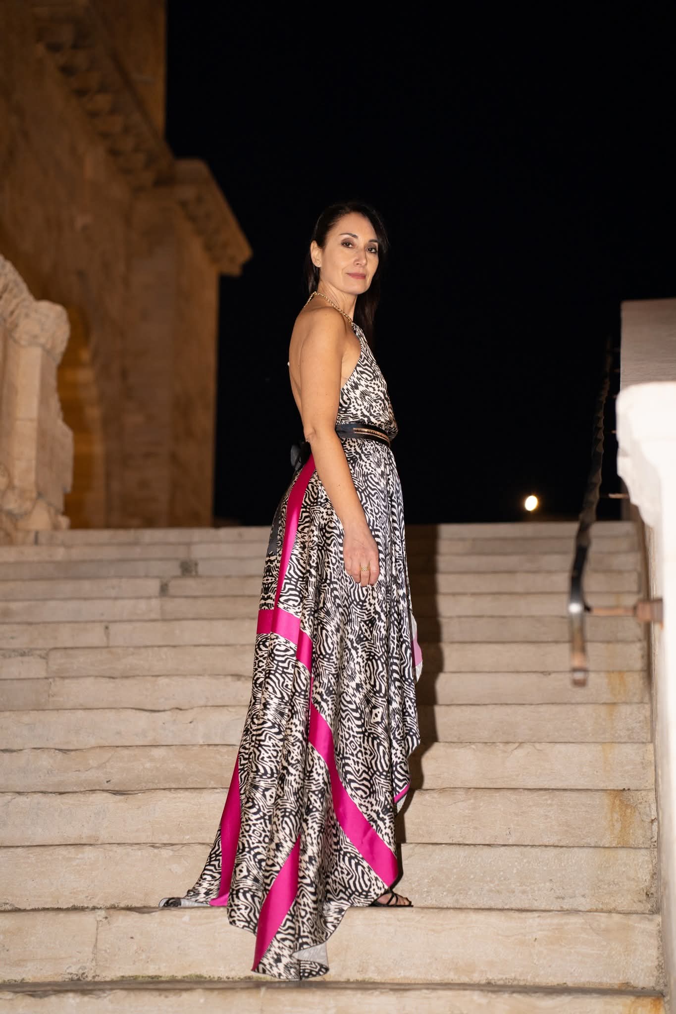 Abito Red Carpet lungo in satin animalier optical con scollo americano e spacco - immagine 2