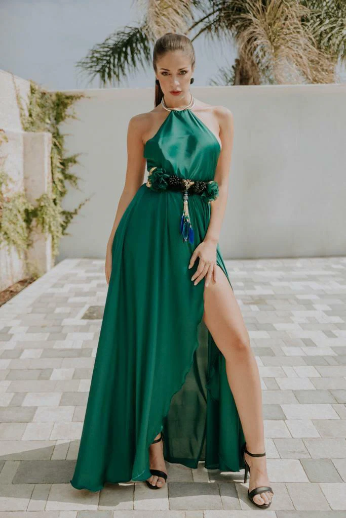 04. Abito Red Carpet lungo in satin verde con scollo americano e spacco - PREORDINA - immagine 3