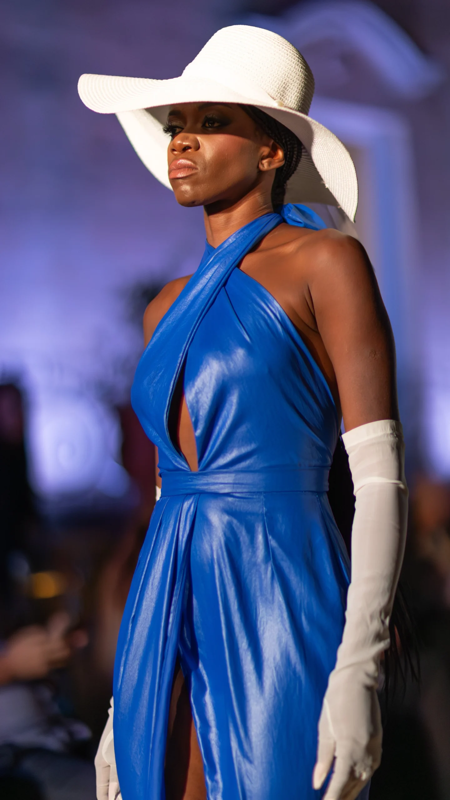 Abito Red Carpet incrocio in georgette vinile effetto pelle blue royal con spacco