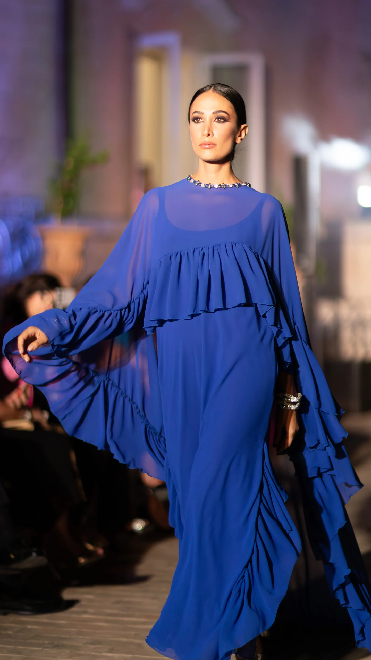 01. Abito Red Carpet A-Line con mantello in georgette blue royal - PREORDINA - immagine 3