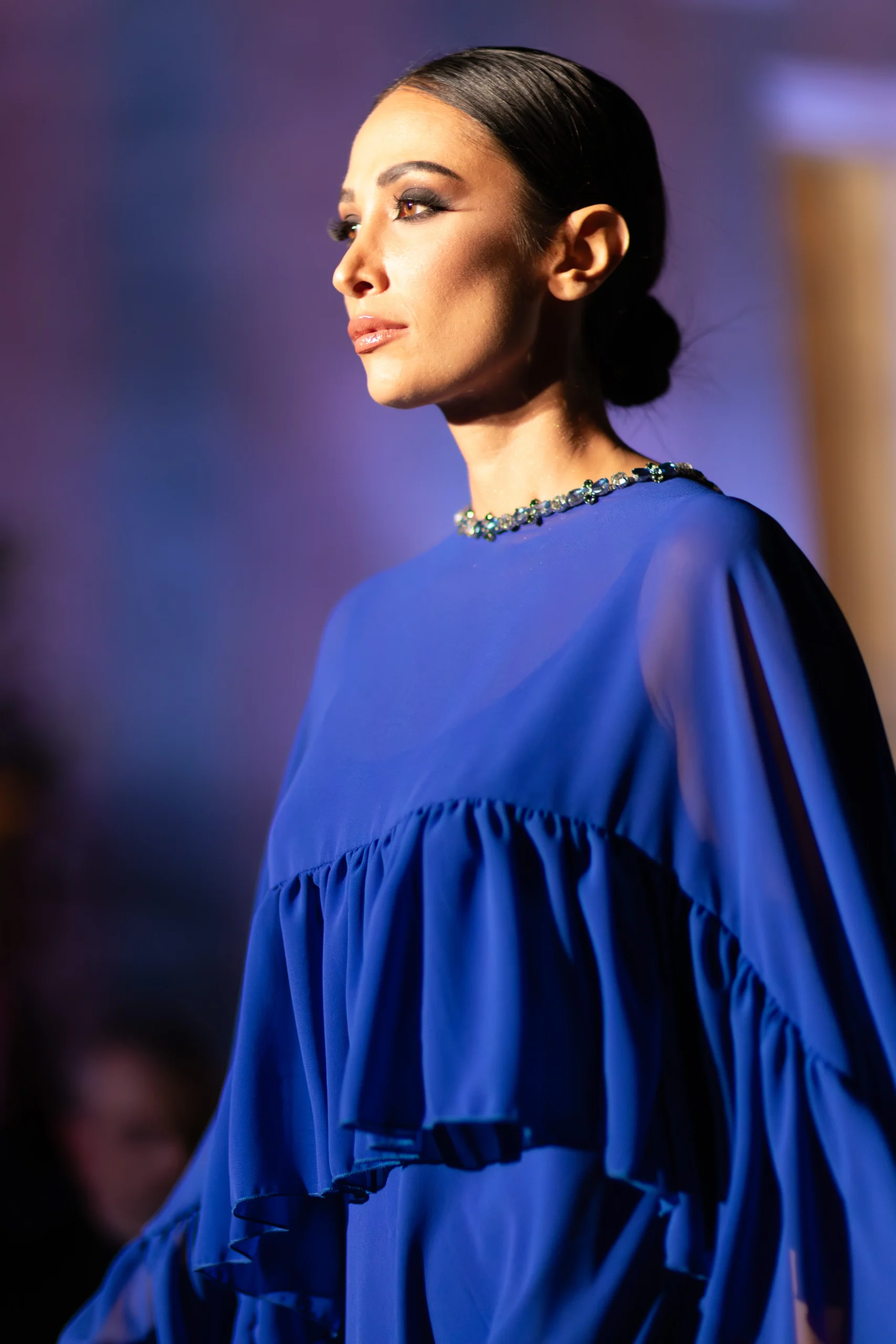 01. Abito Red Carpet A-Line con mantello in georgette blue royal - PREORDINA - immagine 5