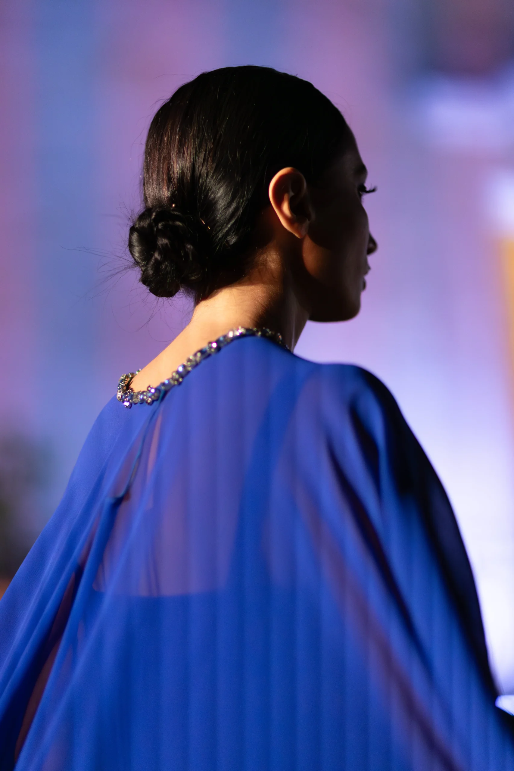 01. Abito Red Carpet A-Line con mantello in georgette blue royal - PREORDINA - immagine 7