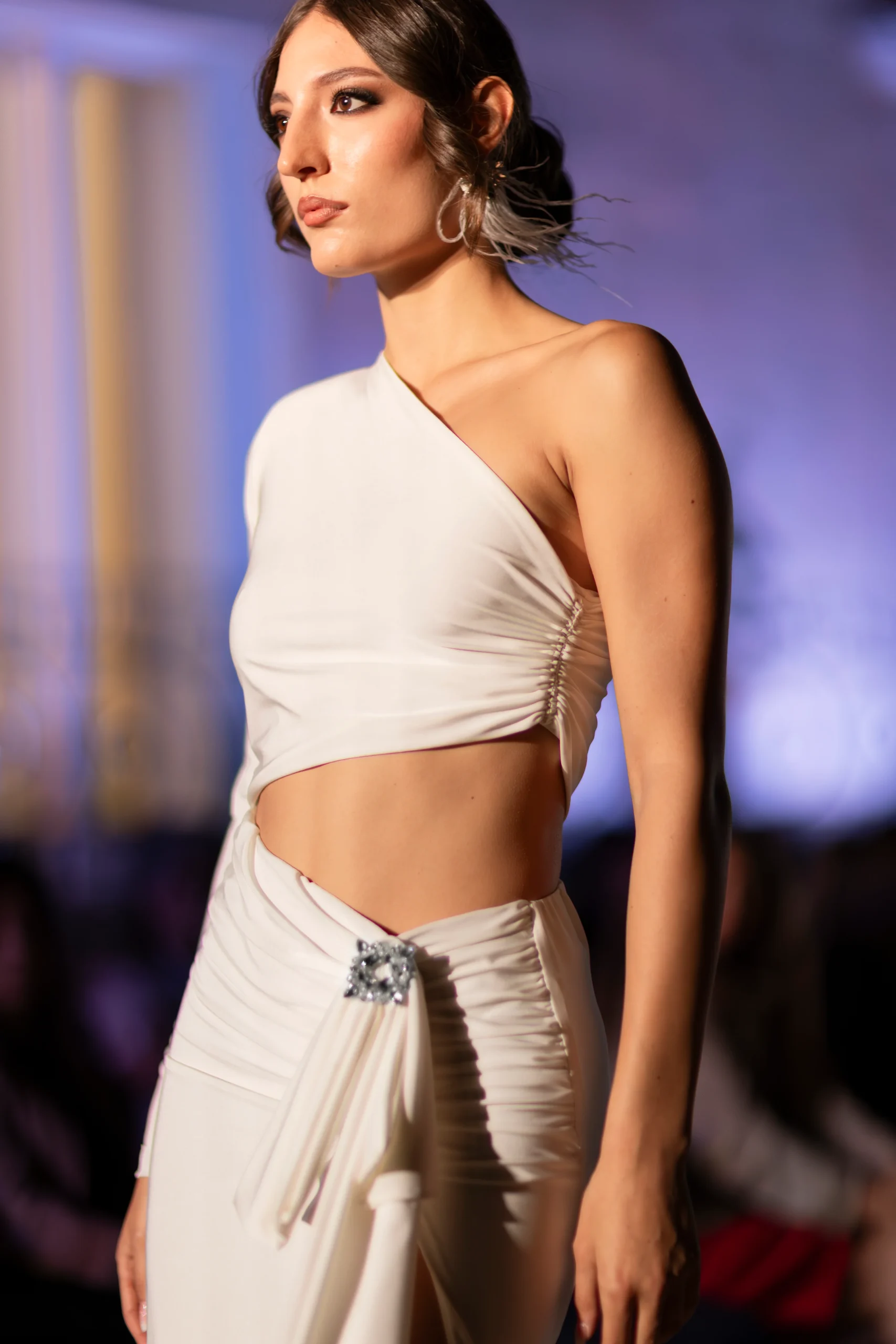 02. Abito Red Carpet bianco monospalla aderente con spacco e manica lunga - PREORDINA - immagine 3