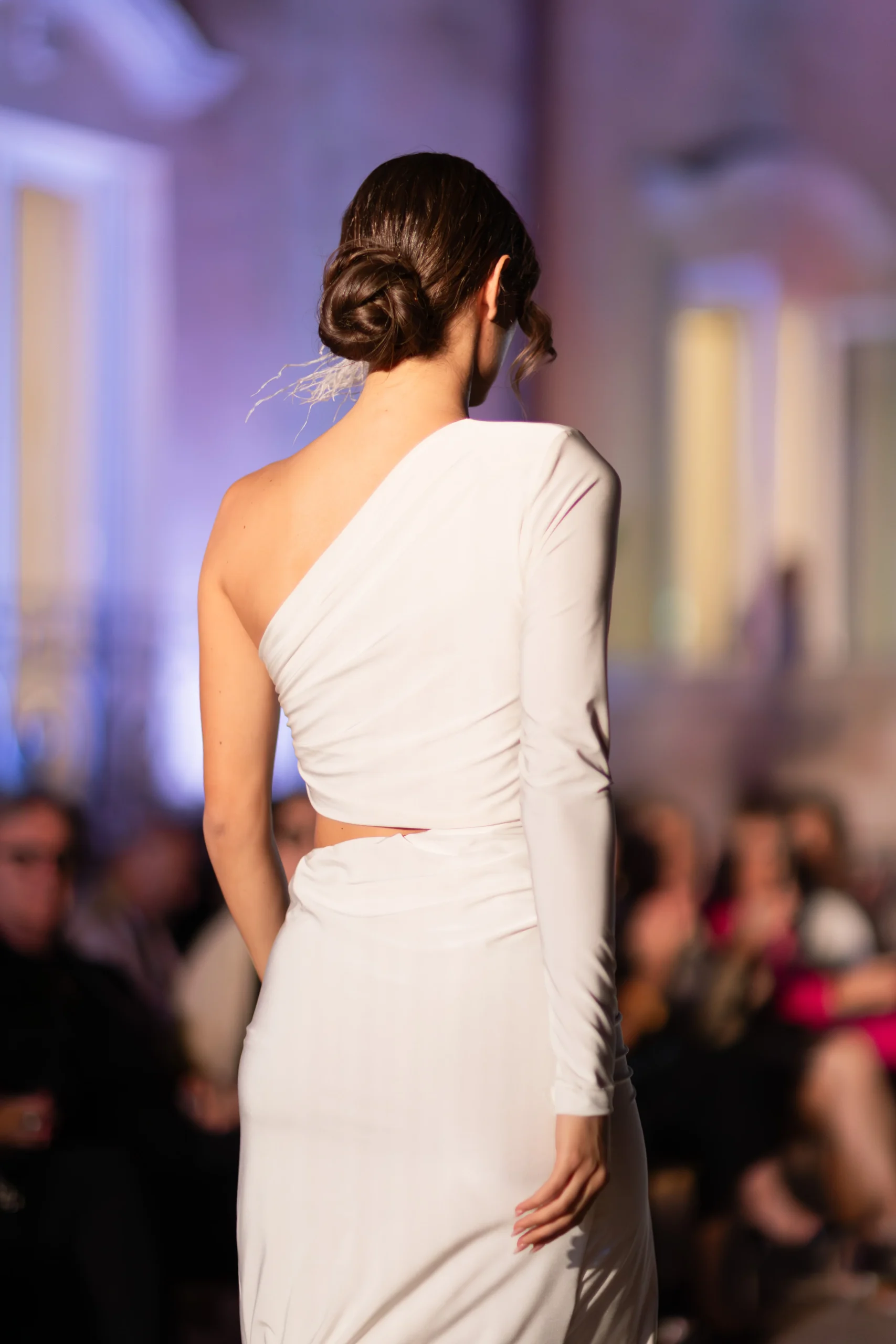 02. Abito Red Carpet bianco monospalla aderente con spacco e manica lunga - PREORDINA - immagine 5