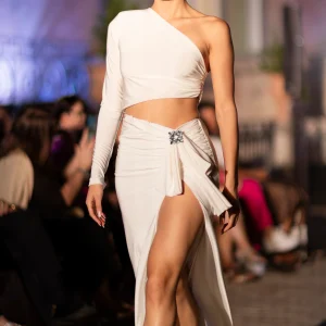 02. Abito Red Carpet bianco monospalla aderente con spacco e manica lunga - PREORDINA