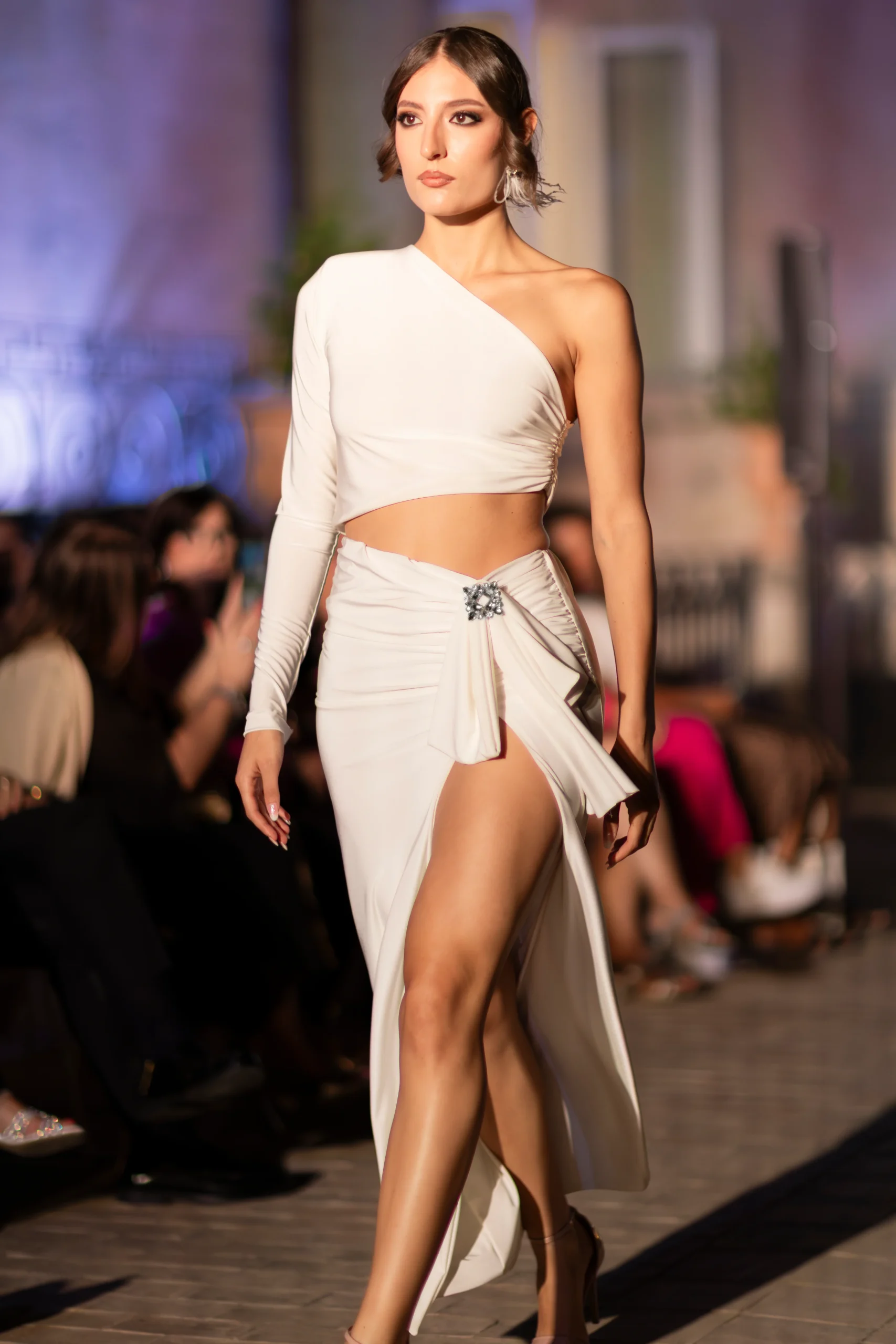 02. Abito Red Carpet bianco monospalla aderente con spacco e manica lunga - PREORDINA