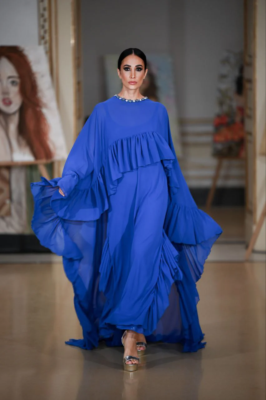 01. Abito Red Carpet A-Line con mantello in georgette blue royal - PREORDINA - immagine 2